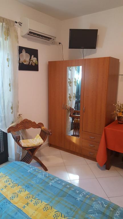Al Fontanone Hotell Cecchina Exteriör bild
